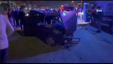 Bursa'da iki otomobil kafa kafaya çarpıştı: 2 yaralı