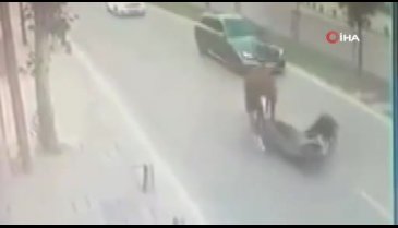 İstanbul'da yola çıkan ata motosiklet çarptı