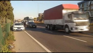 Yalova'da çarpışmanın etkisiyle traktör ve otomobil tarlaya savruldu