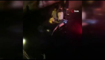 İstanbul'da kazaya karışan otomobiller dereye uçtu