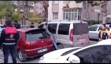 Sivas'ta iki otomobilin arasında sıkışan adam hayatını kaybetti