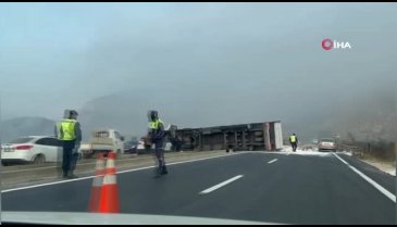 Bursa'da çimento yüklü TIR devrildi: 1 yaralı