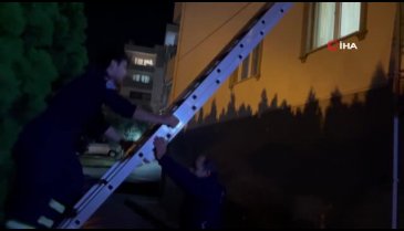 Bursa'da dolabın altında kaldı, itfaiye merdivenle balkondan girip kurtardı