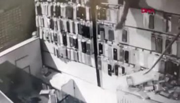 Batman'da duvarı kırarak işyerini soydular
