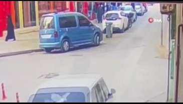 Bursa İnegöl'de otomobilin çarptığı motosikletli mağazaya daldı