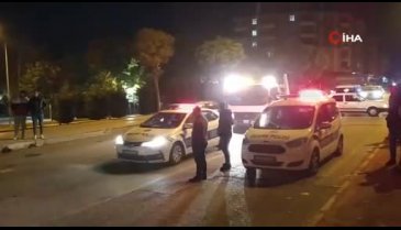 Çorum'da otomobil park halindeki tırın altına girdi
