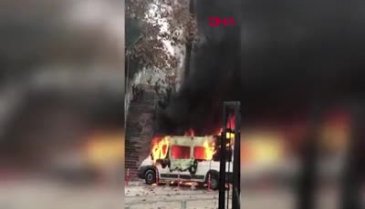 İstanbul'da park halindeki minibüs alev aldı