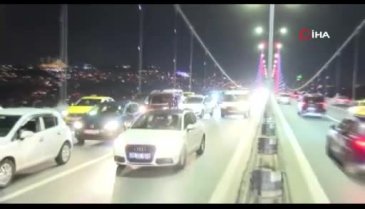 İstanbul'da köprüde kaza: Motosiklet bariyere çarptı