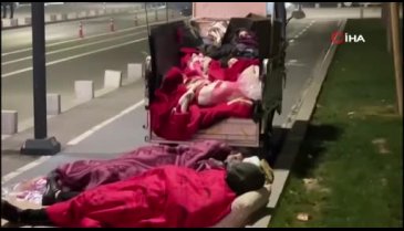 Düzce'de vatandaşlar dışarıda sabahladı