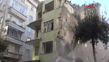 İstanbul'da balkonu çöken bina yıkıldı