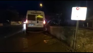 Bursa'da minibüs duvara çarptı, kiviler yola saçıldı: 1 yaralı