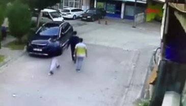 Mersin'de park halindeki otomobili iterek çaldılar