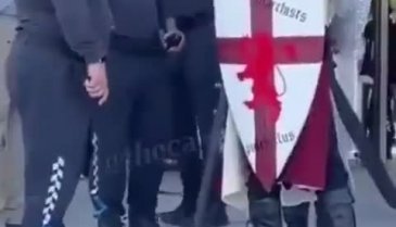 Dünya Kupası'nda İngiliz taraftarlardan haçlı kostümü