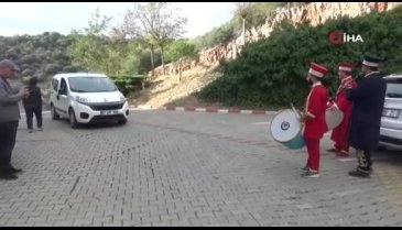 İlk kez gördüğü torununu mehter takımı ile karşıladı