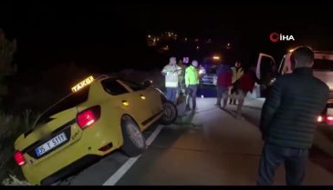 İzmir'de ticari taksi bankette asılı kaldı