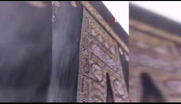 Şiddetli yağışa aldırmadan Kabe'yi tavaf ettiler
