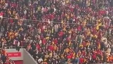 Göztepe - Altay maçında bir taraftar, elindeki sopayla Altay kalecisi Ozan Evrim Özenç'e vurdu