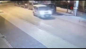 Bursa'da park halindeki otomobile çarptı, kaçtı