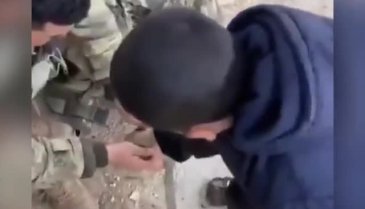 Mehmetçik kendi çorabını üşüyen çocuğa giydirdi