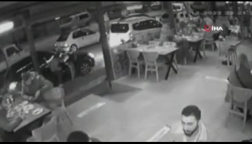 Bursa'da polisten kaçarken park halindeki 4 araca çarptılar