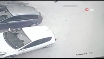Bursa'da otomobil park halindeki otomobile çarptı
