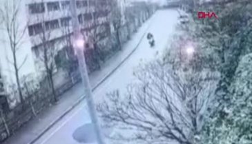 İstanbul'da kuryenin İETT otobüsüne çarptığı kaza kamerada