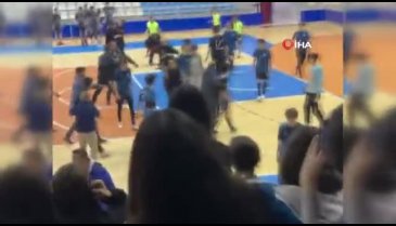 Tokat'ta liseli öğrenciler maçta birbirine girdi