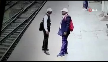 Hindistan'da bir adam elektrik çarpmasıyla raylara düştü