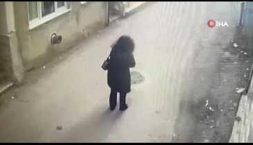 Bursa'da genç kadın telefonla konuşurken gasp edildi