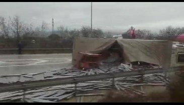 Bursa'da terminal kavşağındaki feci kazada kamyonet devrildi