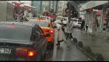 İstanbul Bağcılar'da müşteri seçen taksici böyle görüntülendi