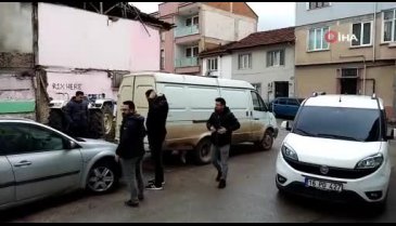 Bursa'da soğuktan korunmak için girdiği minibüste mahsur kaldı