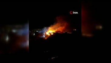 Bursa'da 3 katlı metruk binada çıkan yangın geceyi aydınlattı