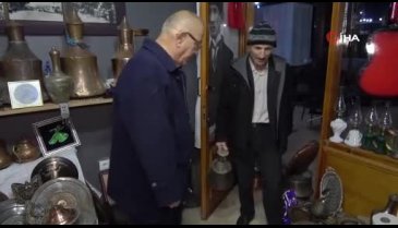 Bursa'da dükkanına gelen ziyaretçilerini geçmişe götürüyor