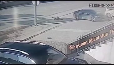 Bursa'da önce direğe sonra park halindeki otomobile çarptı