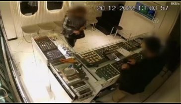 Bursa'da kuyumcuları sahte altınla dolandıran kadın tutuklandı