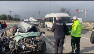 Bursa'da kamyonete çarpan otomobilde 2 kişi sıkıştı: 3 yaralı