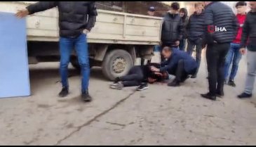 Bursa'da motosiklet sürücüsü park halindeki kamyonete çarptı