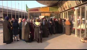 Havada uçuşan halıları kapmak için birbirlerini ezdiler!