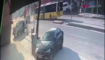 İstanbul'da İETT otobüsü, hafif ticari araca çarptı