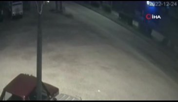 Adana'da otomobil refüje çarparak karşı şeride geçti: 2 yaralı