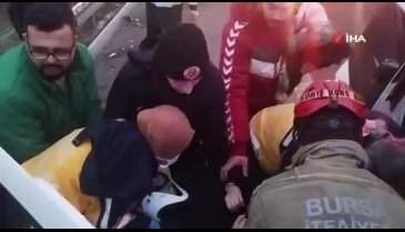 Bursa'da emniyet şeridinde bekleyen araca minibüs çarptı