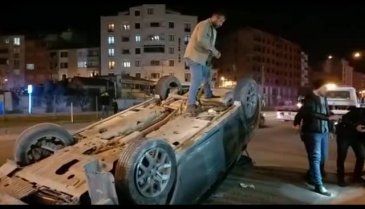 Bursa'da ana yol üzerinde kontrolü kaybeden otomobil takla attı!