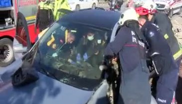 Antalya'da otomobil bariyere saplandı