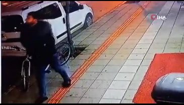 Bursa'da hırsız saniyeler içinde bisikleti çaldı