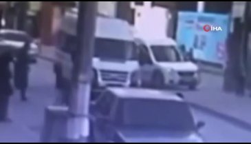 Bursa'da minibüs yola atlayan küçük kıza çarptı