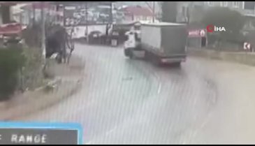 Bursa'da virajı alamayan tır bahçeye daldı