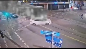 İstanbul Zeytinburnu'nda tramvay ile otomobil çarpıştı