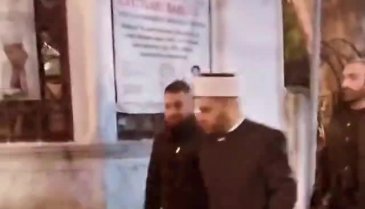 İmam polis korumasıyla geziyor