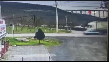 Kocaeli'nde otomobil karşı şeritten gelen tıra çarptı